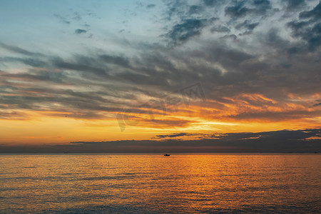 海上太阳摄影照片_海上的日落和天际线
