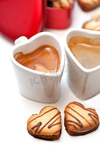 可爱糖果背景摄影照片_红心金属盒和咖啡上的心形奶油饼干
