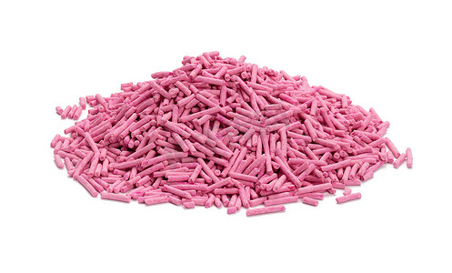 一堆压制的粉红色猫砂隔离在白色背景上。