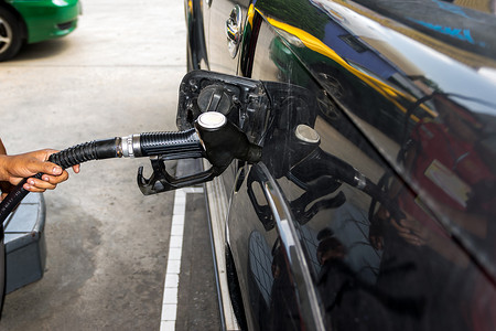 燃油喷嘴支付燃油和苄基。