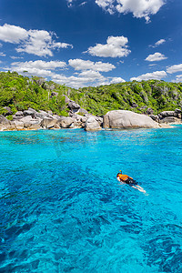 泰国考拉斯米兰群岛安达曼海碧绿的海水，