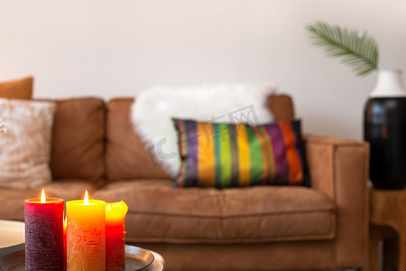 明亮多彩的室内客厅，背景是沙发，燃烧的蜡烛模糊背景，现代装饰风格，复制空间可爱，舒适的家居室内概念