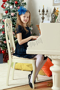 一架白色三角钢琴的小女孩。
