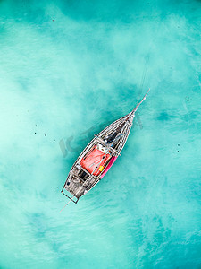 干净的海洋摄影照片_干净的绿松石海洋中孤独的渔船，航空照片