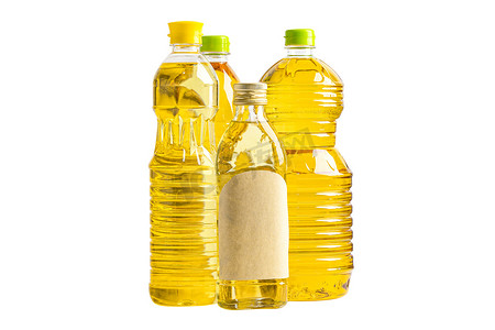 植物油与橄榄油在不同的瓶子中烹饪隔离在白色背景与剪切路径。