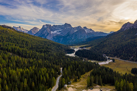 从多洛米蒂山的米苏里纳湖看到的 Tre Cime di Lavaredo 山峰，