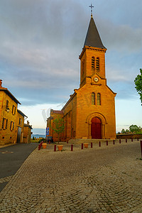 村中心和教堂，位于博若莱 (Beaujolais) 的莫尔 (Moire)