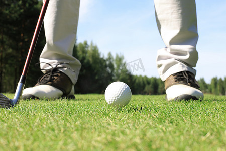高尔夫上杆摄影照片_阳光明媚的日子里，用铁杆从球道上打高尔夫球。