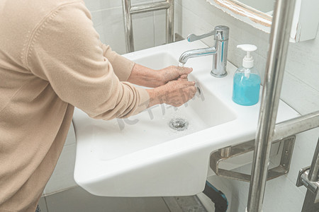 亚洲用液体肥皂和清水洗手，以保护安全感染并杀死新型冠状病毒Covid-19病毒、细菌和病菌。