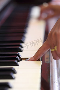 经典名著摄影照片_弹奏经典木钢琴的手
