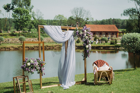 拍照相框摄影照片_湖边婚礼的拍照区，配有椅子。夏季婚礼为客人装饰