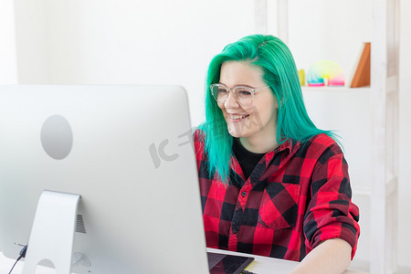 笔记本电脑插画摄影照片_插画家、平面设计师、动画师和艺术家概念 — 有着美丽绿色头发和眼镜的创作者女性在笔记本电脑上画画