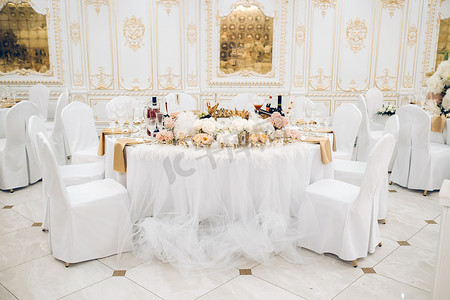 蜡烛城堡摄影照片_城堡的桌子上有鲜花的婚礼餐桌装饰，烛光晚餐的餐桌装饰。蜡烛晚餐