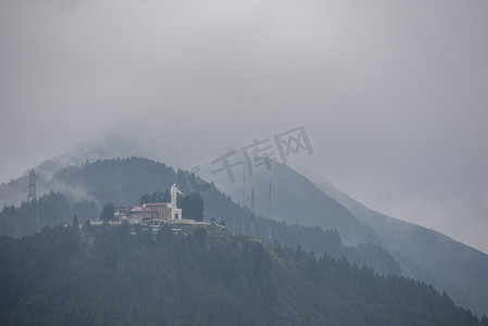 蒙塞拉特山的雾山和云彩