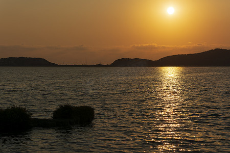 日落大海摄影照片_吉亚洛瓦泻湖的日落。