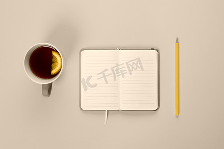 茶杯和精美的笔记本，上面有空或空白页在桌子上。