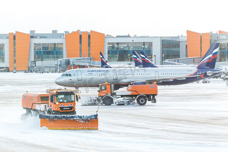 俄罗斯莫斯科 — 2016年12月6日：2016年12月6日莫斯科谢列梅捷沃机场暴风雪期间，扫雪机清除机场跑道和道路上的积雪。