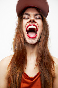 戴帽子的女人的肖像张开嘴舌头闭上眼睛有趣的红唇