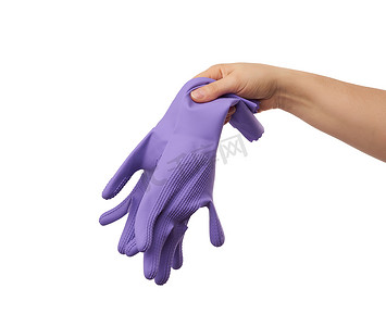 女手拿着一副紫色橡胶手套，用于清洁
