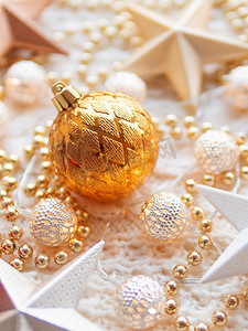 白色针织背景上的圣诞和新年星星装饰