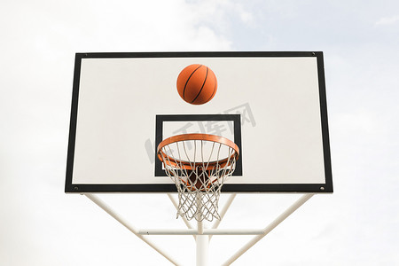 低角度篮球框。