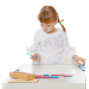 一个小女孩正在学习蒙特梭利的东西。