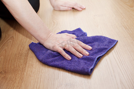 女人的手用布擦地板