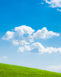 蓝天绿地背景摄影照片_绿地和蓝天，云彩，美丽的草甸作为自然和环境背景