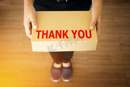 感谢您向使用您的商店概念购物的顾客留言：感谢您在友好的发件人手中的简单交付棕色盒子上留言