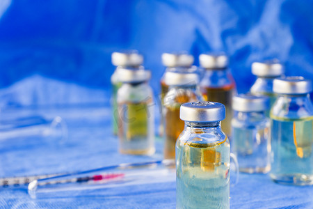 电晕病毒和Covid — 19种新疫苗装在安瓿中，不同颜色的疫苗