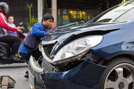 车祸摄影照片_路上发生车祸导致车祸