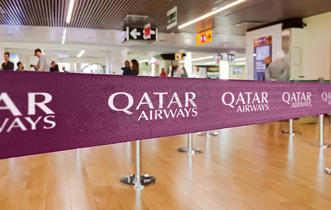 2019年7月，卡塔尔多哈：带有卡塔尔航空公司标志的紫丝带屏障