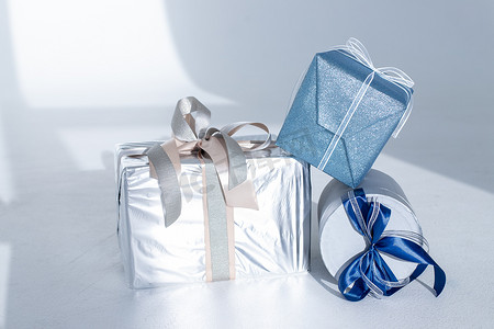 在白色背景的装饰圣诞礼物。蓝色和银色时尚的圣诞礼物。