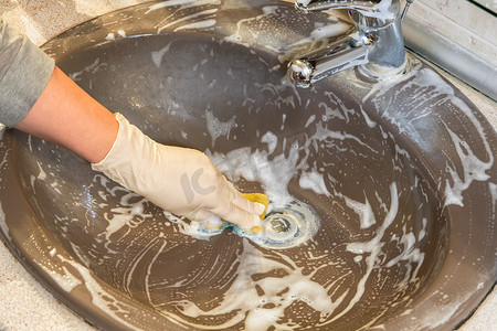 有效供给摄影照片_使用消毒剂有效深度清洁浴室，降低常见感染的风险。