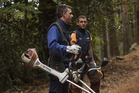 森林防火卡通背景摄影照片_西班牙阿拉贡森林防火服务中心的工作人员