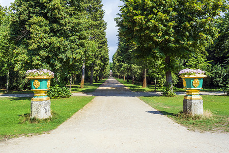 夏天在夏洛滕堡宫的公园小巷朝向夏洛滕堡城堡花园的陵墓