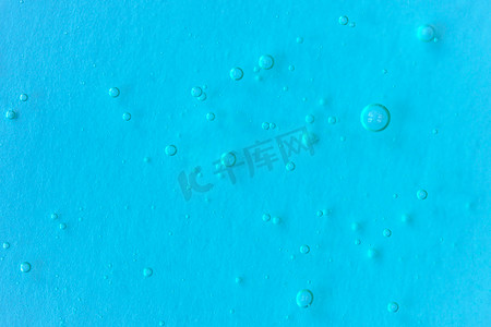 透明发光气泡摄影照片_浅蓝色单色背景上带有气泡的透明抗菌凝胶的质地