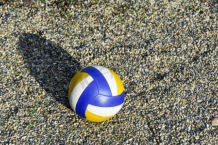 水排球摄影照片_关闭海卵石滩上的彩色排球。