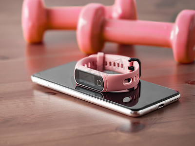 智能手机木桌面上的健身追踪器