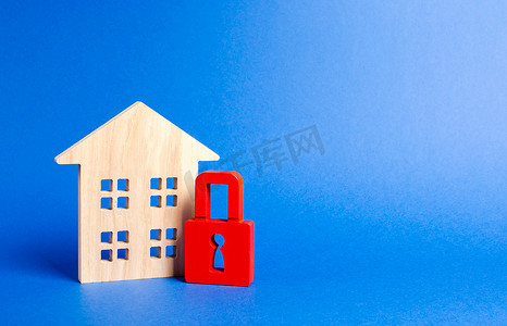 保护房子摄影照片_木房子和一把红色挂锁。