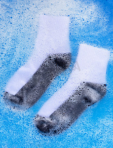 脏袜子浸泡在粉状洗涤剂水中溶解。
