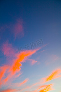 霓虹夏天摄影照片_蓝天上霓虹橙色的薄云