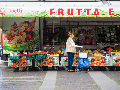 意大利伦巴第克雷莫纳 — 2020 年 5 月 16 日 — People grocery shopp
