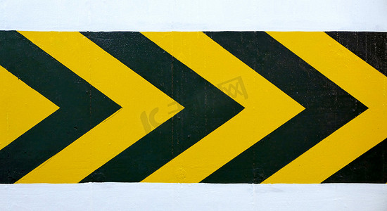 右黄黑墙警告路标
