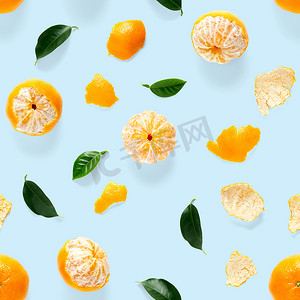 普通话无缝图案，橘子，克莱门汀隔离在蓝色背景与绿叶。