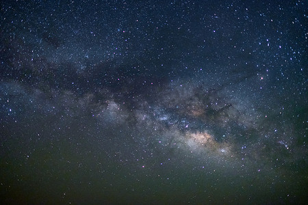 乳汁摄影照片_印度斋沙默尔焦油沙漠的银河系。
