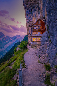 瑞士阿尔卑斯山和埃舍尔悬崖下的一家山地餐厅，从瑞士阿彭策尔地区的埃本纳尔普山欣赏埃舍尔悬崖