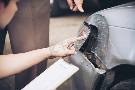 在现场车祸索赔过程中工作的保险代理人-人员和汽车保险索赔概念