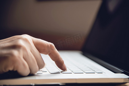 女士手指触摸或按下笔记本电脑键盘 — 使用技术概念的人