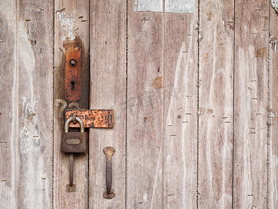 乡村老农舍前木门上的旧锁